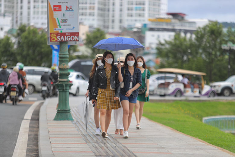 Du khách dạo bộ, chụp hình lưu niệm bên hồ Xuân Hương trong ngày đầu tiên kỳ nghỉ Lễ 30/4 và 1/5 tại TP Đà Lạt