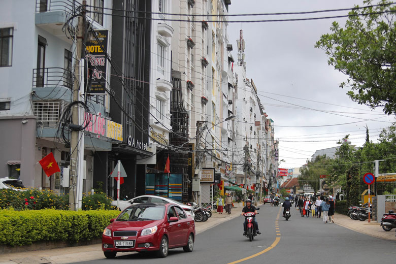 Trên các trục đường chính trong nội ô thành phố, các khách sạn có sao hầu hết đều treo biển còn trống phòng, không xảy ra hiện tượng quá tải