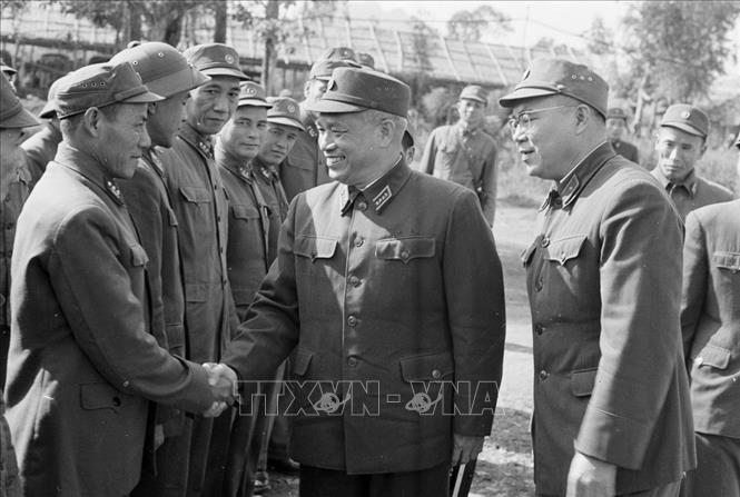 Đại tướng Văn Tiến Dũng thăm Binh đoàn Quyết thắng (1975)