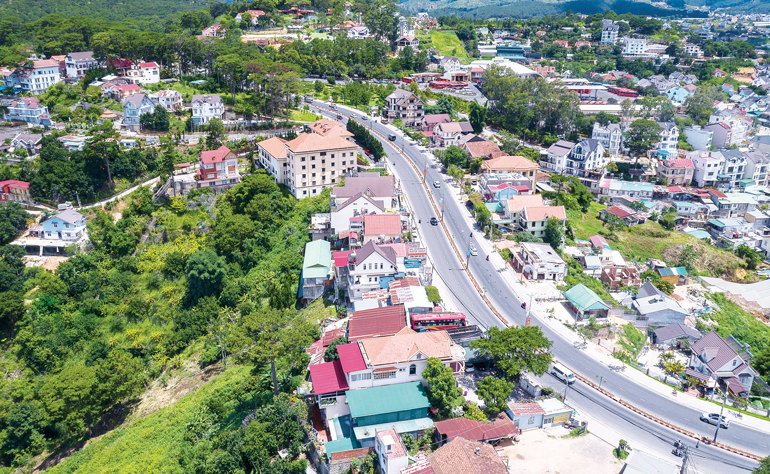 Cung đường cửa ngõ thành phố cũng là một trong những cung đường đẹp nhất thành phố hiện nay mang tên ngày Giải phóng Đà Lạt - Đường 3 Tháng 4