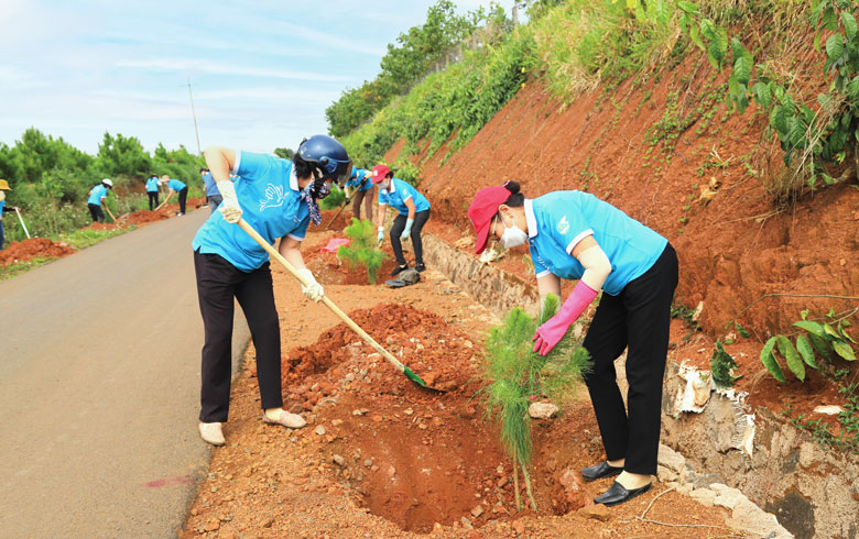 Phụ nữ Bảo Lộc chung tay xây dựng quê hương