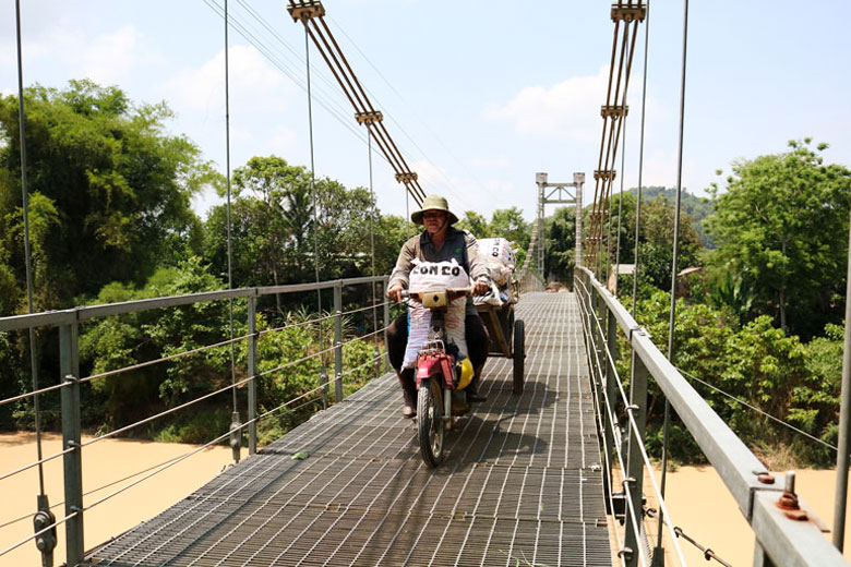 Cầu treo nối xã Nam Cát Tiên và xã Đạ Kho đã giải quyết nhiều khó khăn cho người dân