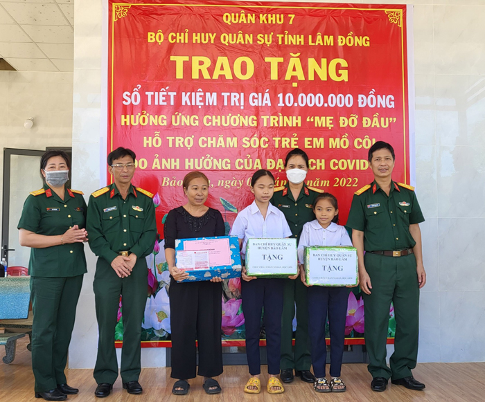 Trao sổ tiết kiệm “Mẹ đỡ đầu” tặng trẻ em mồ côi do dịch Covid-19 trên địa bàn huyện Bảo Lâm