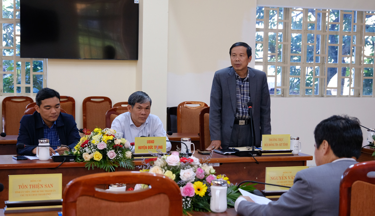 Ông Đàm Minh Tuấn – Phó Giám đốc Sở Nội vụ, Thường trực Hội đồng thi đua khen thưởng tỉnh góp ý một số quy chế, chỉ tiêu thi đua