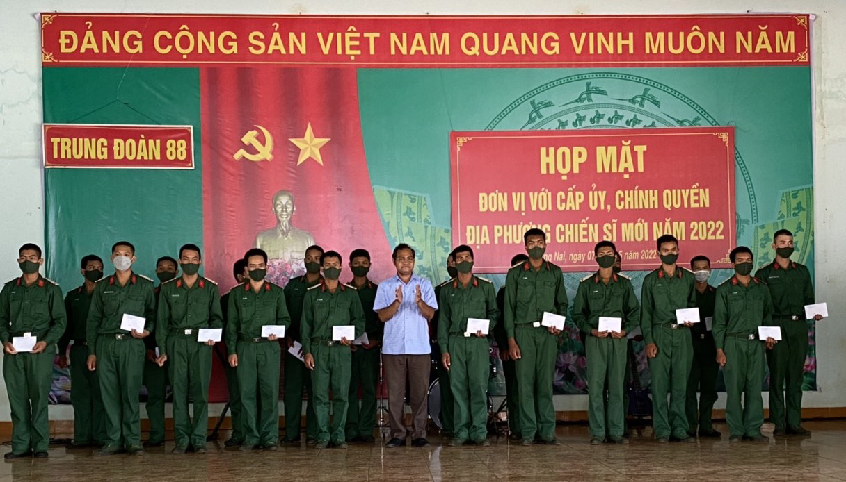 Đồng chí K'Broi - Phó Bí thư Thường trực Huyện ủy Di Linh tặng quà cho các chiến sĩ mới có thành tích học tập, rèn luyện tốt tại Trung đoàn 88