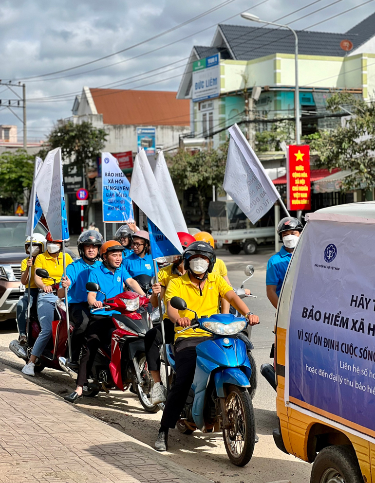 Lực lượng viên chức, công nhân viên, người lao động của 2 ngành Bảo hiểm xã hội và Bưu điện trong tỉnh ra quân trực tiếp tuyên truyền lưu động về chính sách BHXH, BHYT