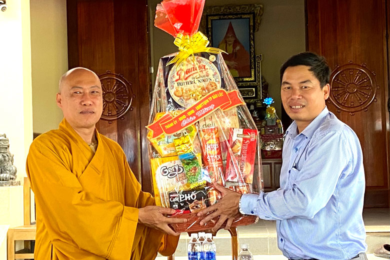 Ảnh: Đồng chí Nghiêm Xuân Đức - Phó Bí thư Thành ủy Bảo Lộc thăm và tặng quà các chùa, tu viện trên địa bàn nhân dịp Lễ Phạt đản 2022