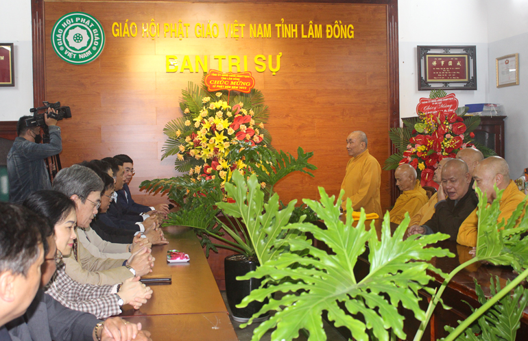 Thường trực Tỉnh ủy thăm, tặng hoa chúc mừng Đại lễ Phật đản - Phật lịch 2566