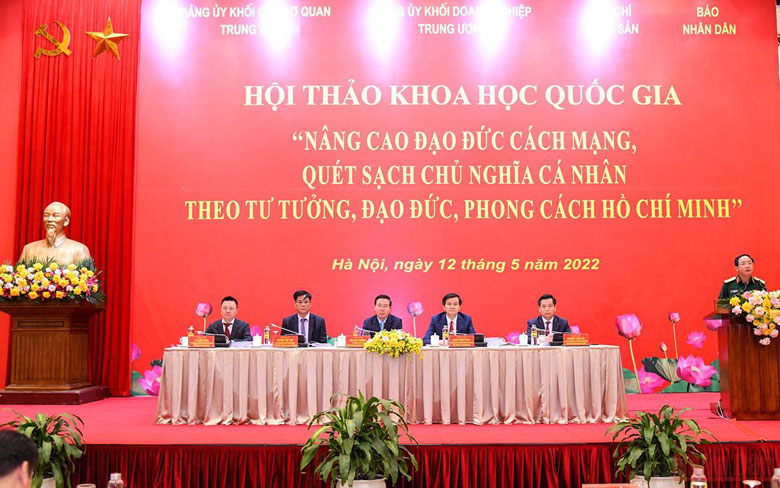 Trung tướng Trịnh Văn Quyết, Phó Chủ nhiệm Tổng cục Chính trị Quân đội nhân dân Việt Nam trình bày chuyên đề tại hội thảo