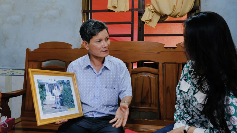 Ông Nguyễn Công Thỉ - Phó Bí thư Đảng ủy xã Triệu Hải chia sẻ lại hình ảnh người cao tuổi ở xã đi nhận ảnh Bác về treo trong nhà như một niềm tự hào của mỗi người dân Việt