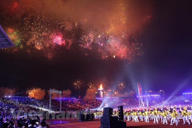 Màn pháo hoa rực rỡ chính thức khép lại một Lễ khai mạc SEA Games 31 đầy ấn tượng của nước chủ nhà Việt Nam