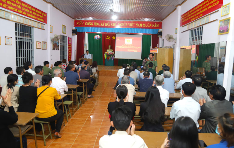 Đông đảo người dân TP Bảo Lộc dự buổi tuyên truyền để nắm rõ các chiêu trò mê tín di đoan vi phạm pháp luật của nhóm “trừ quỷ Bảo Lộc”
