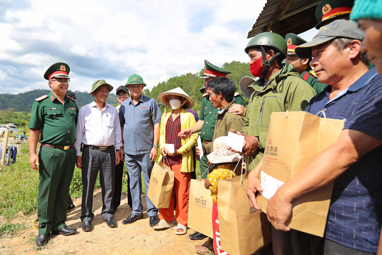 Phó Chủ tịch Quốc hội Trần Quang Phương kiểm tra dự án đường Trường Sơn Đông