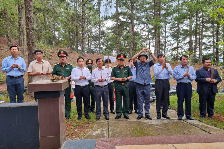 Thượng tướng Trần Quang Phương và Đoàn công tác cùng lãnh đạo địa phương đã dâng hoa, dâng hương tại Nhà Bia tưởng niệm các liệt sĩ ngành y tế Lâm Đồng trên tuyến đường Trường Sơn Đông