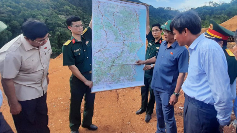 Đoàn công tác Trung ương thăm và trao các phần quà cho các hộ dân có hoàn cảnh khó khăn sinh sống dọc tuyến đường Trường Sơn Đông, thuộc xã Đưng K’Nớ