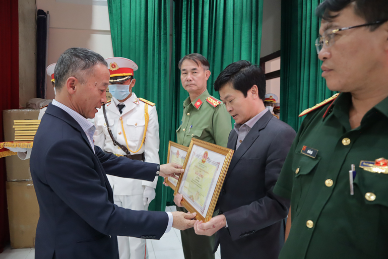 Chủ tịch UBND tỉnh Lâm Đồng Trần Văn Hiệp trao bằng khen cho các tập thể