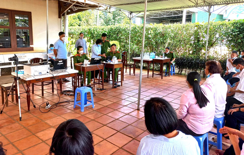 Công an Bảo Lộc làm căn cước công dân và hỗ trợ kinh phí cho trẻ mồ côi Thị Nghè