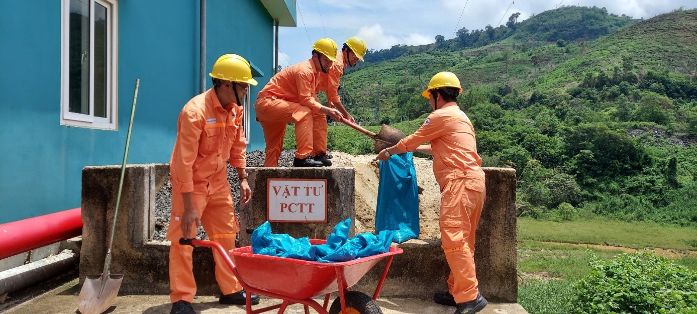 Đội xung kích lấy vật tư phòng chống thiên tai