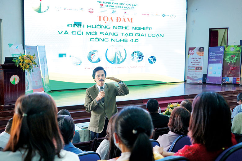 Phó Tổng Giám đốc Nguyễn Văn Bảo giải đáp nội dung của sinh viên đặt ra