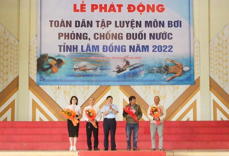 Đồng chí Nguyễn Văn Triệu - Bí thư Thành ủy Bảo Lộc tặng hoa cảm ơn các nhà tài trợ