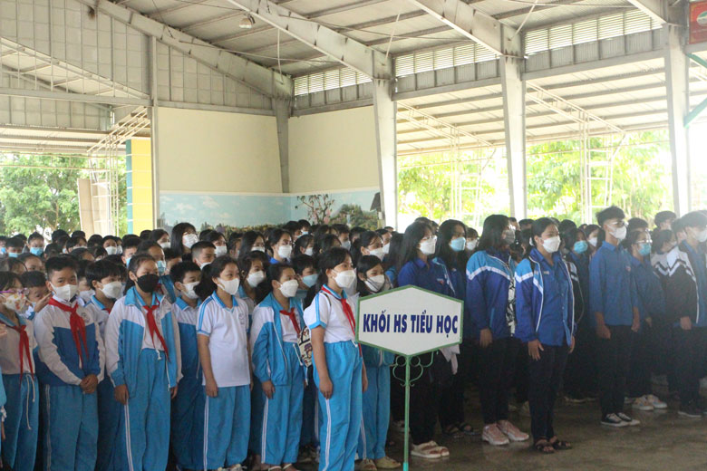 Các em học sinh, đoàn viên thanh niên tham gia buổi Lễ phát động