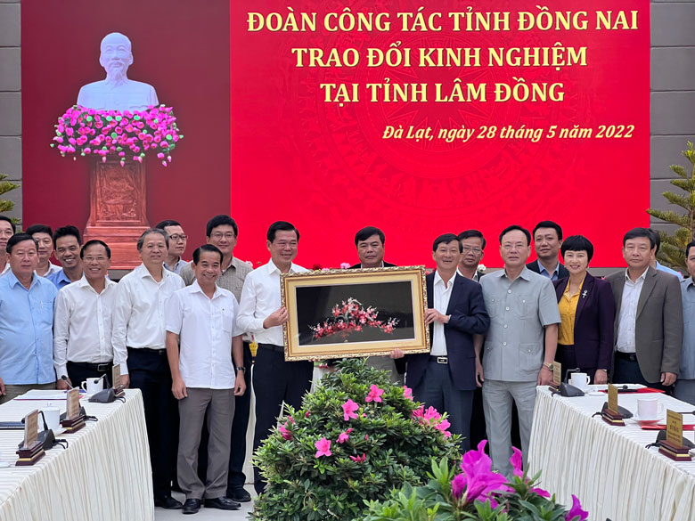 Lãnh đạo tỉnh Lâm Đồng tặng quà lưu niệm lãnh đạo tỉnh Đồng Nai