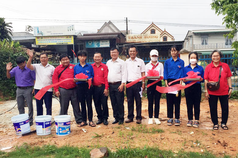 Cắt băng khánh thành và bàn giao giếng khoan nước sạch