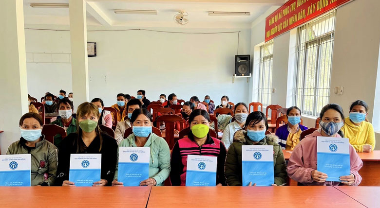 BHXH tỉnh tổ chức trao tặng sổ BHXH và thẻ BHYT cho người khó khăn tại huyện Lâm Hà