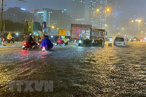 Trận mưa lớn tối 13/6 khiến phố Phạm Hùng ngập sâu trong nước.