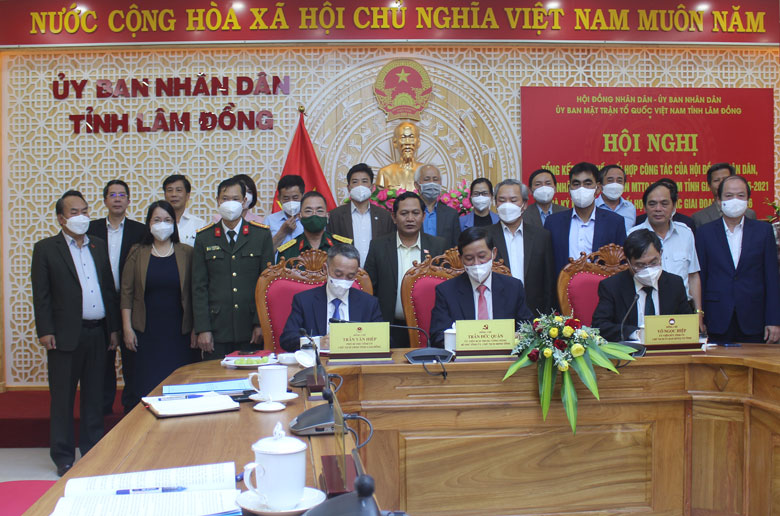 Lãnh đạo HĐND - UBND - Ủy ban MTTQ Việt Nam tỉnh ký kết Chương trình Phối hợp hoạt động nhằm củng cố xây dựng khối đại đoàn kết toàn dân, thúc đẩy KT - XH địa phương ngày càng phát triển