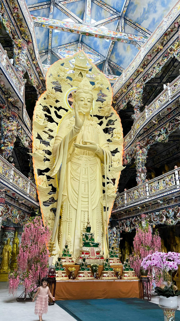 Nội điện - nơi thờ 324 bức tượng Quán Thế Âm xếp xung quanh tượng Quán Thế Âm Bồ Tát cao đến 17 m, từng giữ kỷ lục tượng Phật trong nhà bằng bê tông cao nhất Việt Nam. Đây là không gian khiến du khách như bị 