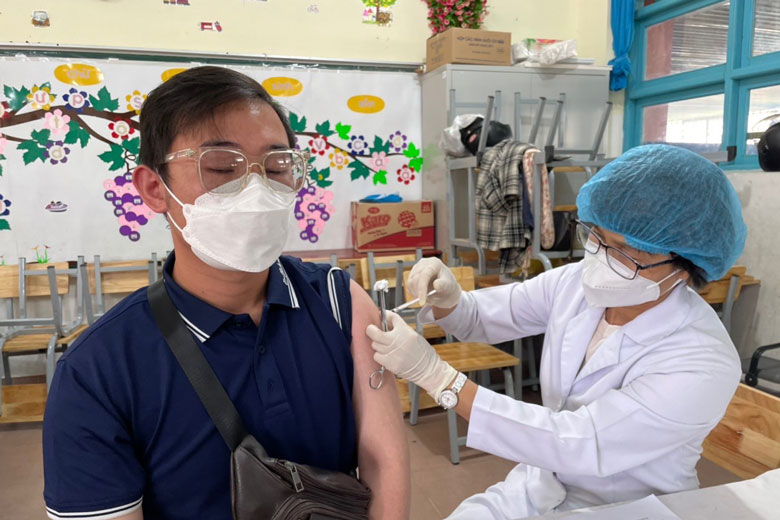 Tăng cường công tác tiêm vắc xin phòng Covid-19 và phòng, chống bệnh sốt xuất huyết