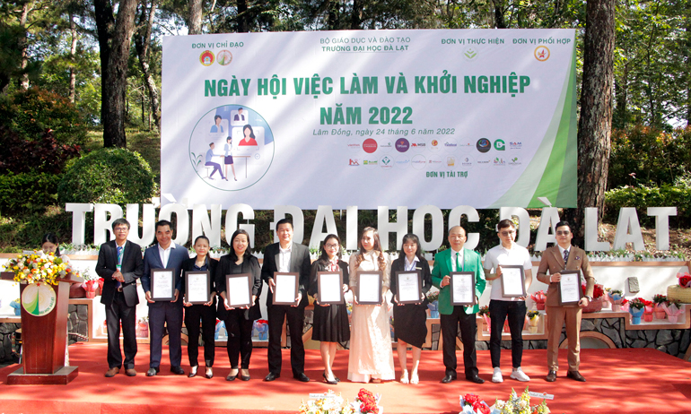 Trường Đại học Đà Lạt trao chứng nhận đồng hành của các doanh nghiệp