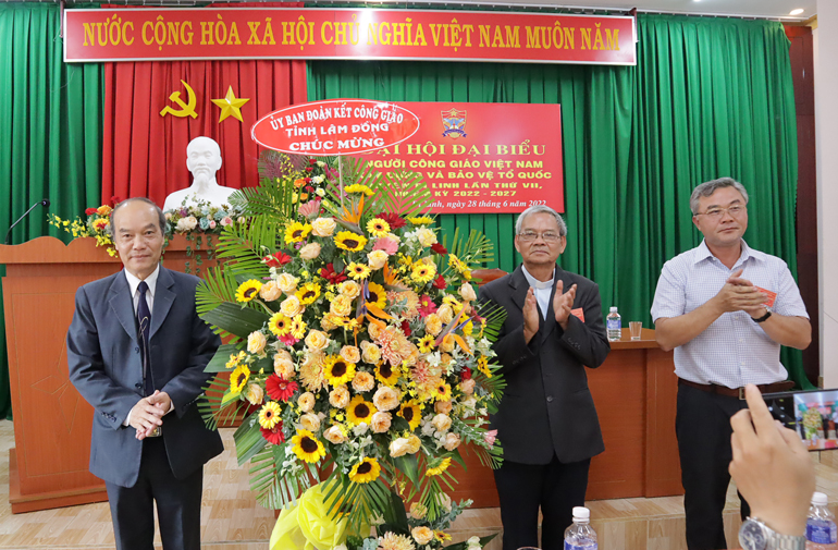 Ông Trương Đình Căn - Phó Chủ tịch Ủy ban Đoàn kết Công giáo Việt Nam tỉnh Lâm Đồng tặng hoa chúc mừng đại hội