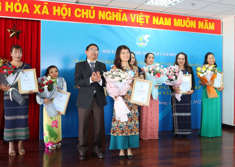Trao giải nhất cho thí sinh Phạm Thị Đăng Hạnh (TP Bảo Lộc) với ý tưởng “Mô hình trồng và kinh doanh nấm hữu cơ”
