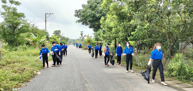 Cát Tiên: Ra quân cao điểm chiến sỹ tình nguyện vì văn minh đô thị