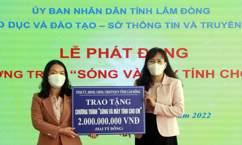 Đại diện MTTQ Việt Nam tỉnh trao 2 tỷ đồng cho ngành GDĐT tại Lễ phát động Chương trình “Sóng và máy tính cho em”, ngày 14/1/2022