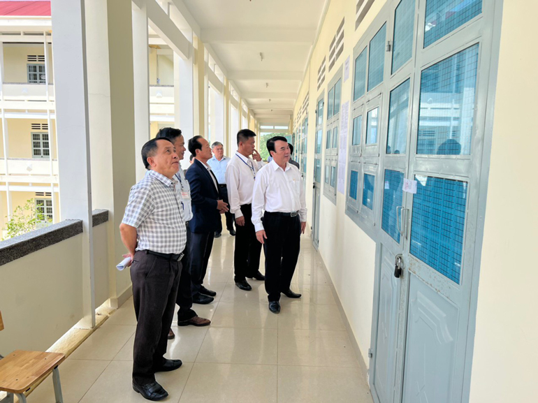 Phó Chủ tịch UBND tỉnh Lâm Đồng Phạm S kiểm tra các phòng thi tại Trường THPT Lê Quý Đôn (huyện Lâm Hà)