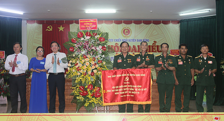 Đồng chí Nguyễn Văn Lộc – Bí thư Huyện ủy cùng các đồng chí Thường trực Huyện ủy tặng hoa và bức trướng chúc mừng Đại hội 