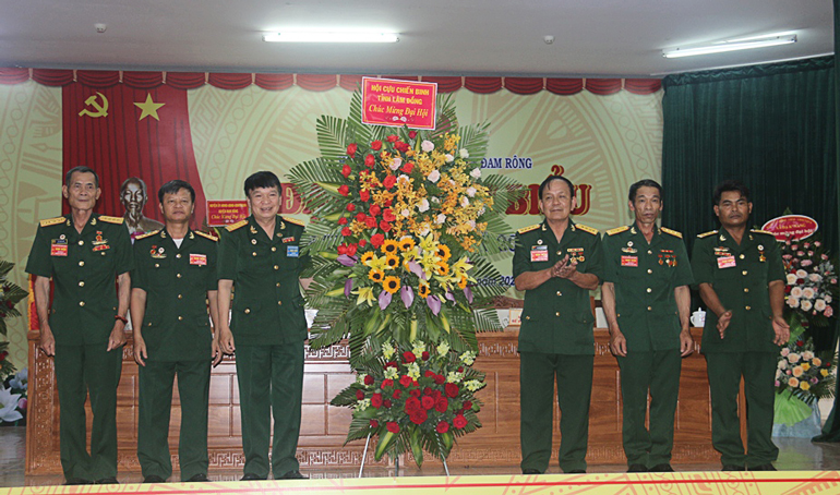 Đại tá Phạm Duy Bình – Phó Chủ tịch Hội CCB tỉnh Lâm Đồng tặng hoa chúc mừng Đại Hội