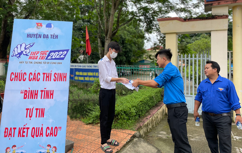 Lực lượng đoàn viên, thanh niên huyện Đạ Tẻh có mặt từ sớm để hỗ trợ các thí sinh tham dự Kỳ thi tốt nghiệp THPT năm 2022