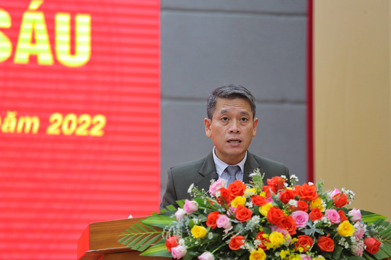 Đồng chí Huỳnh Quang Lộc, Phó Trưởng ban Pháp chế lên thông qua Báo cáo thẩm tra của Ban Pháp chế HĐND tỉnh