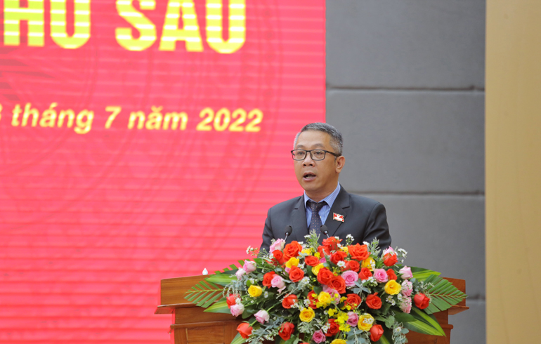 Đồng chí Nguyễn Lâm Vũ, Phó Trưởng ban Kinh tế - Ngân sách lên thông qua Báo cáo thẩm tra của Ban Kinh tế - Ngân sách HĐND tỉnh