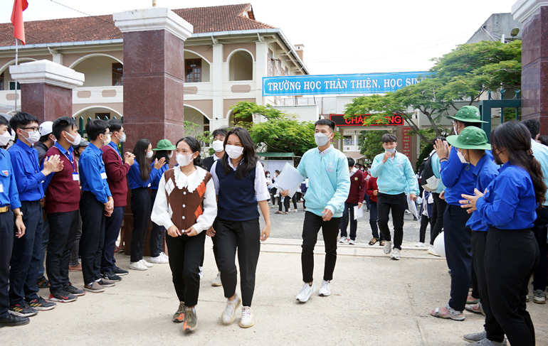 Thí sinh tại điểm thi Trường THPT Chuyên Thăng Long sau buổi kết thúc thi môn Ngữ văn 