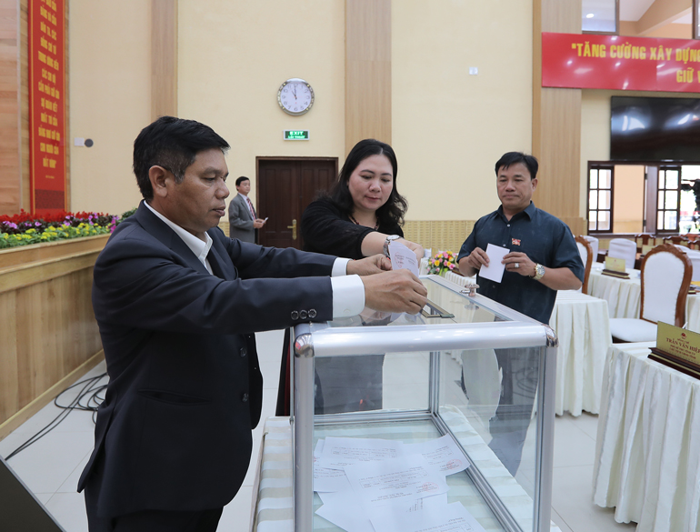 Các đại biểu HĐND tỉnh bỏ phiếu bầu Ủy viên UBND tỉnh Khóa X, nhiệm kỳ 2021 - 2026 đối với đồng chí Trương Minh Đương - Giám đốc Công an tỉnh