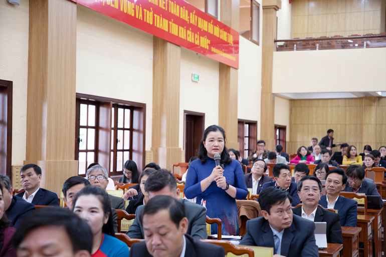 Giám đốc Sở Lao động Thương Binh và Xã hội Lâm Đồng Lê Thị Thêu trả lời chất vấn