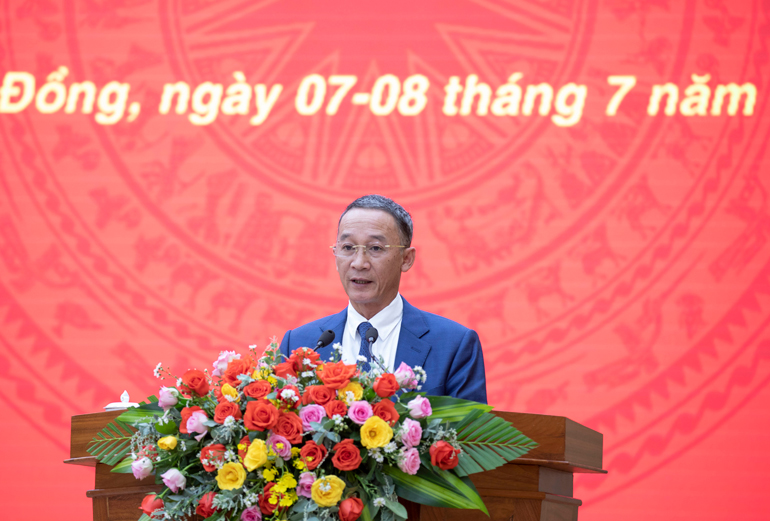 Đồng chí Trần Văn Hiệp – Chủ tịch UBND tỉnh báo cáo, giải trình về các nội dung mà cử tri quan tâm