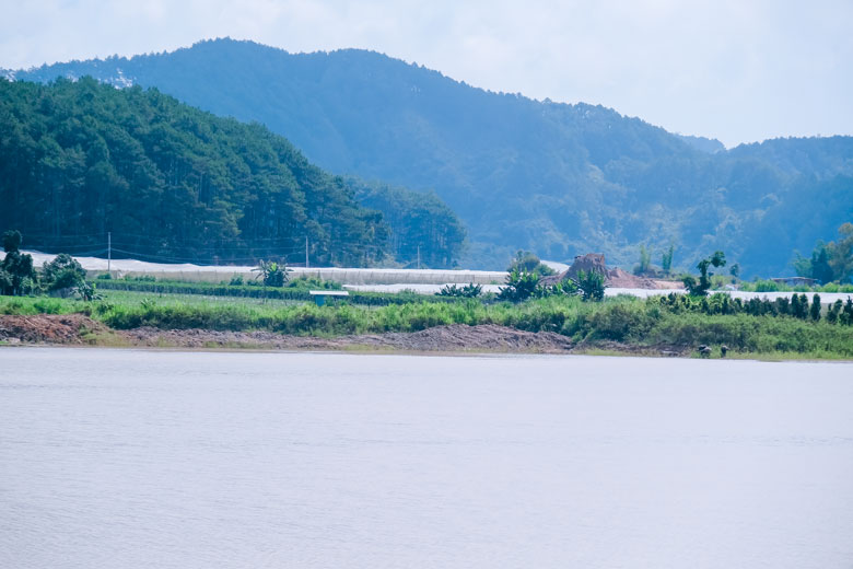 Tình trạng vi phạm hành lang bảo vệ hồ chứa nước Próh vẫn diễn ra hết sức nghiêm trọng