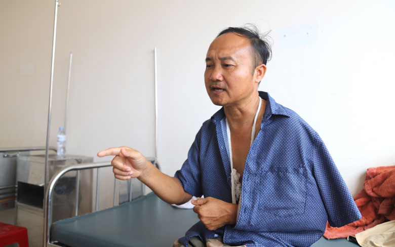 Ông Lê Văn Ba bị đánh nứt xương đầu cánh tay trái khi phản ánh phá rừng cộng đồng tại Tiểu khu 438A