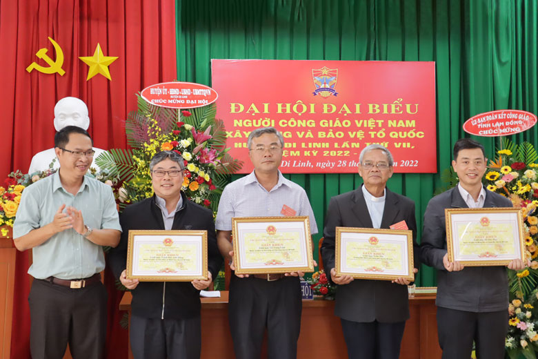 Lãnh đạo huyện Di Linh tặng giấy khen cho các tập thể người Công giáo có nhiều đóng góp trong việc xây dựng và phát triển địa phương 